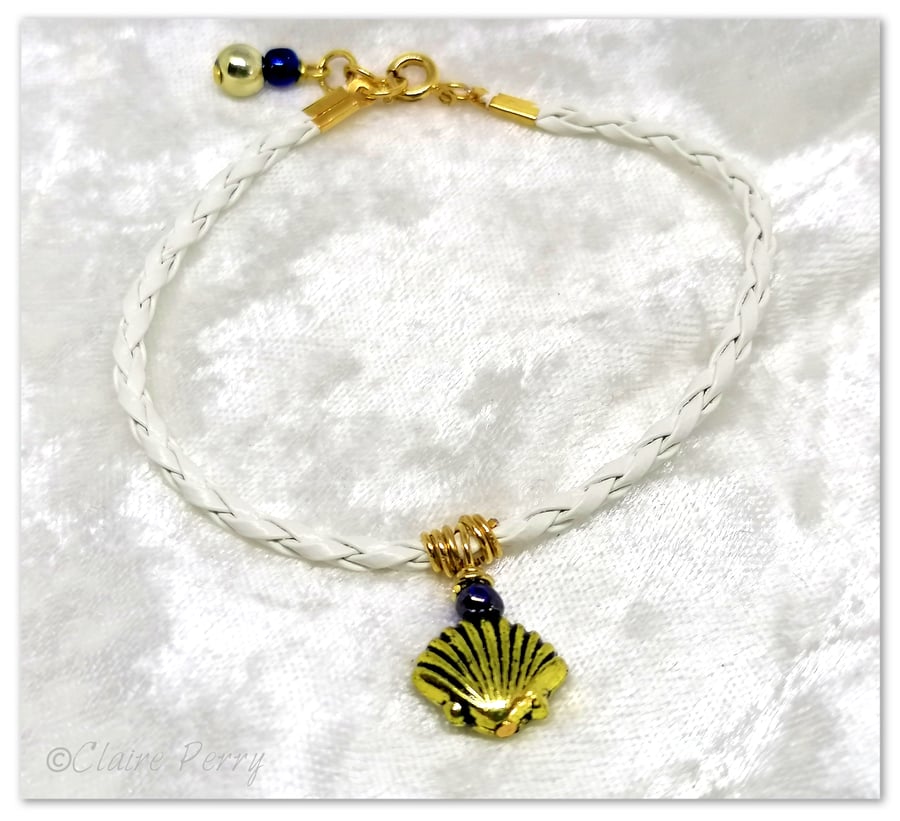 Bracelet White Faux Leather with gold plated Seashell charm bead.