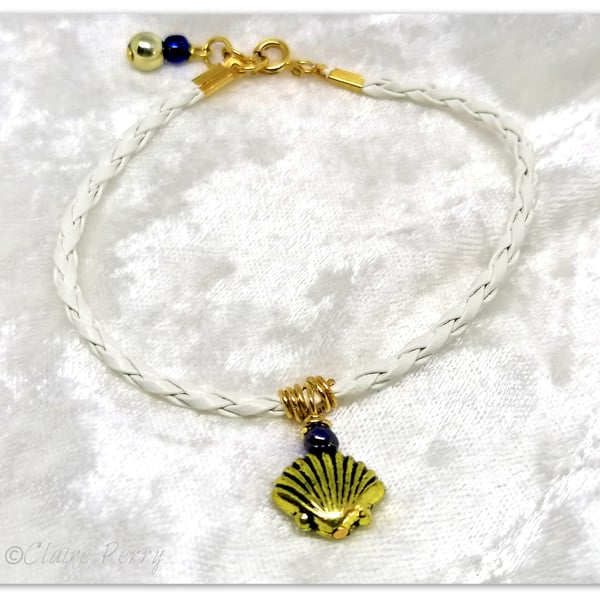 Bracelet White Faux Leather with gold plated Seashell charm bead.