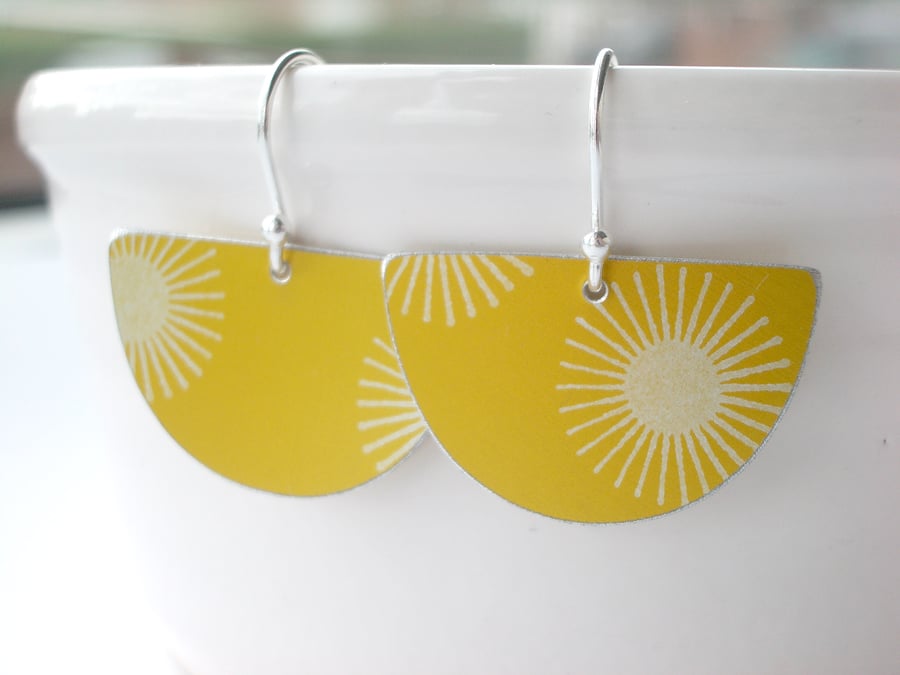 Fan earrings with sunburst in yellow and silver