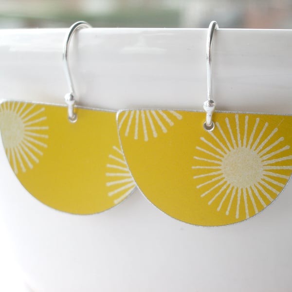 Fan earrings with sunburst in yellow and silver