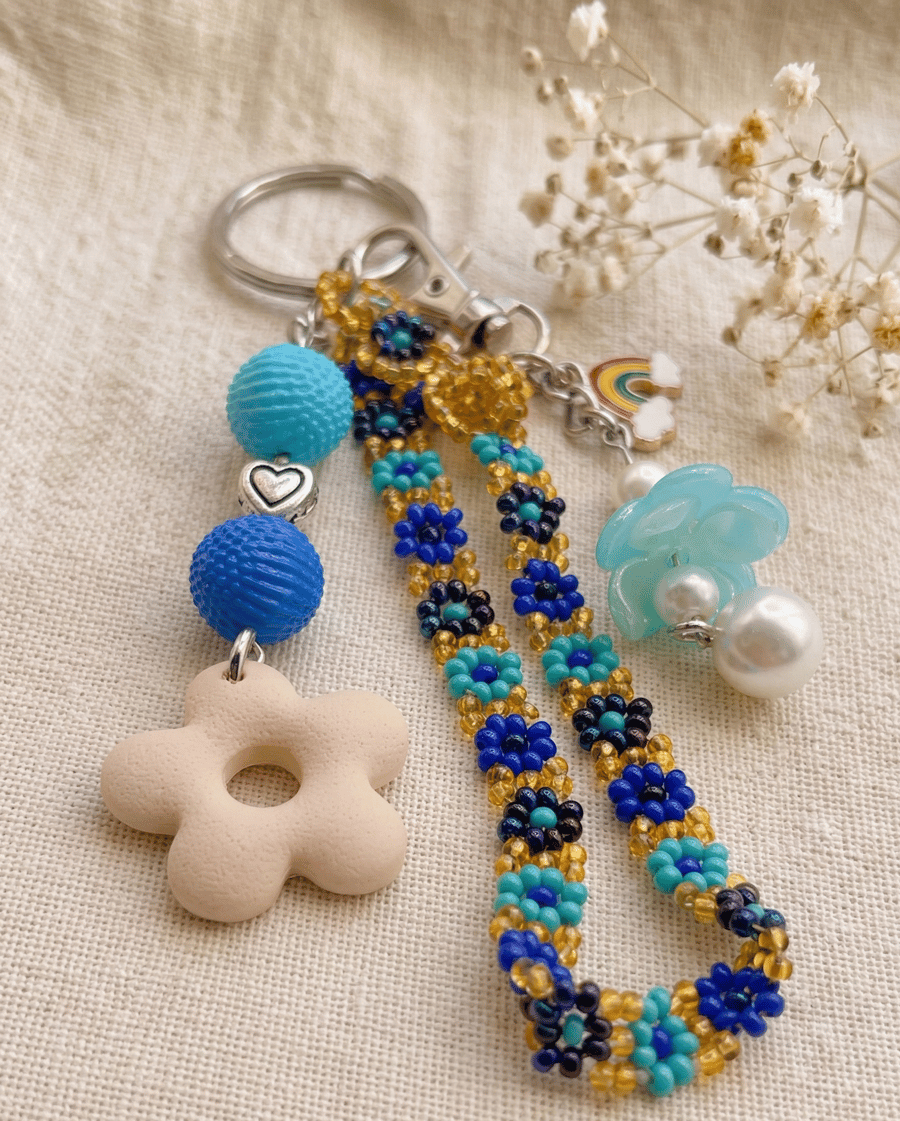 Y2K Blue Flower Bag Charm - Beaded Daisy Keyring - Retro Floral Clay Accessory