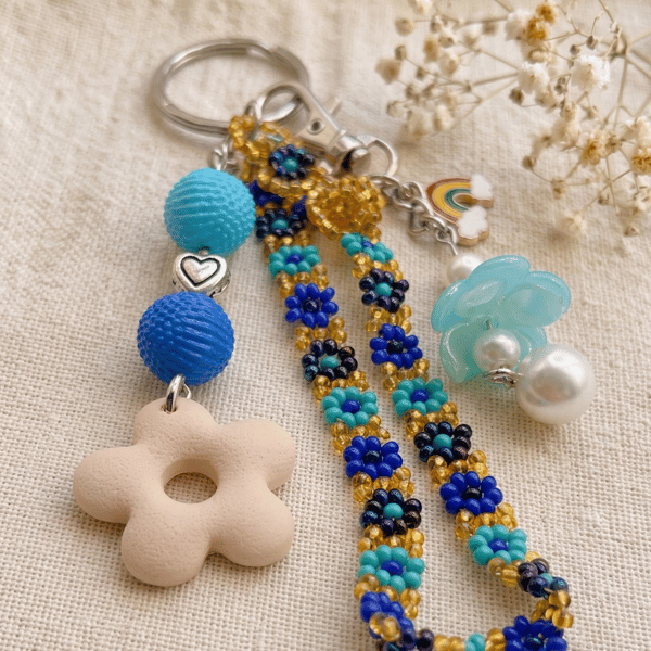 Y2K Blue Flower Bag Charm - Beaded Daisy Keyring - Retro Floral Clay Accessory
