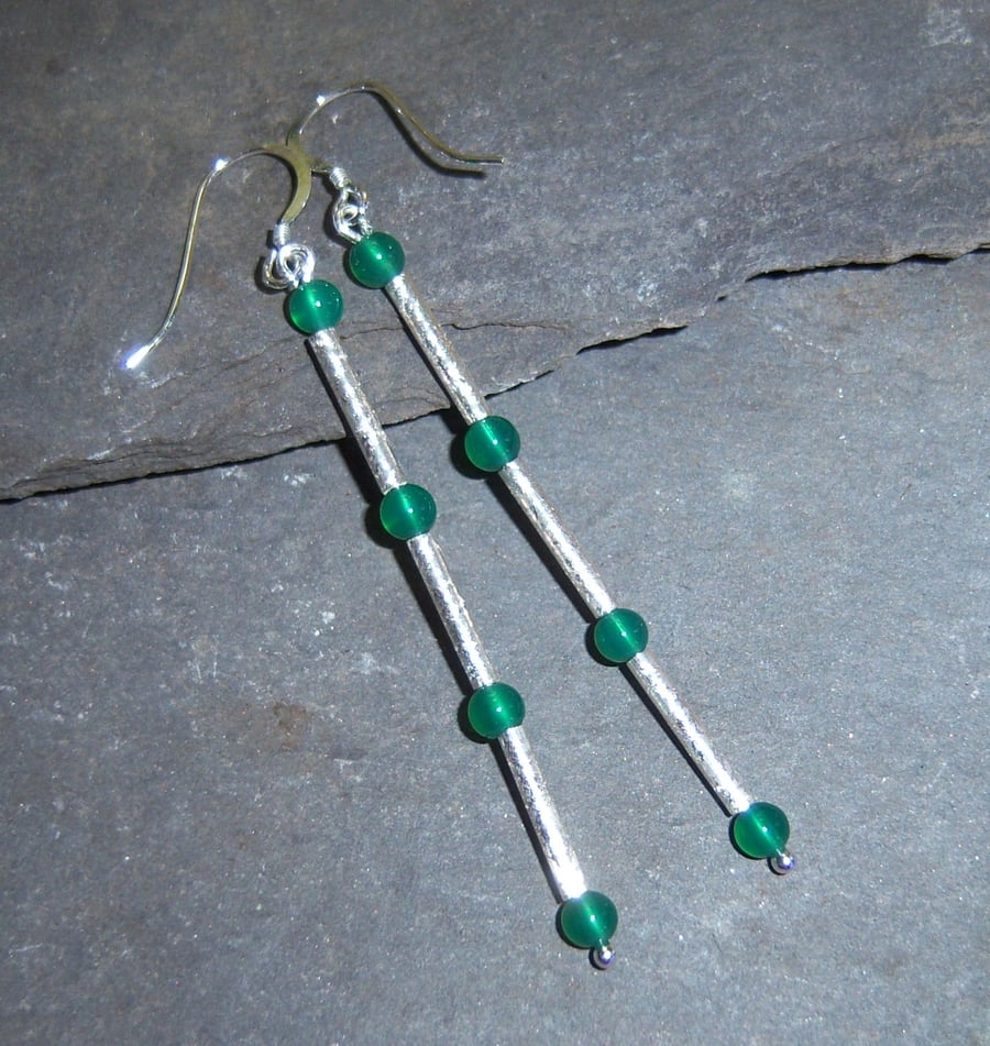 Dangly earrings in sterling silver and green agate