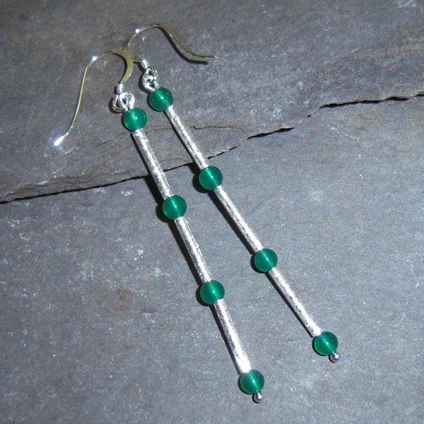 Dangly earrings in sterling silver and green agate