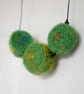 Felted bead necklace in green wool - Image 4