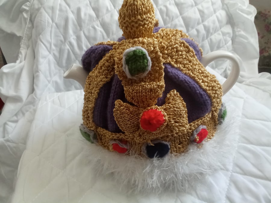 Tea cosy in the design of a Crown