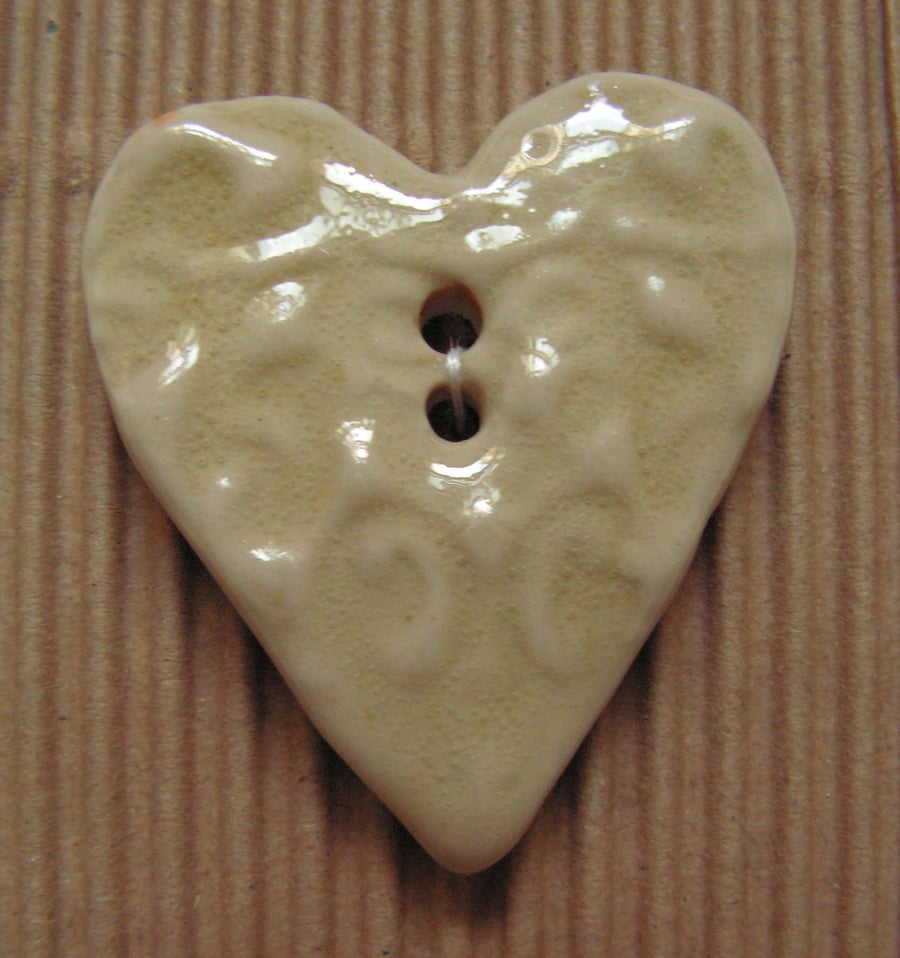 Set of 3 ceramic patterned heart buttons