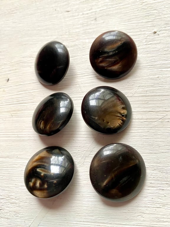 Six 2cm Dark brown buttons with shank 