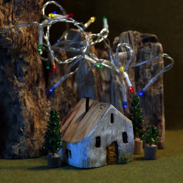 Driftwood Cottages, Buildings with Christmas Tree