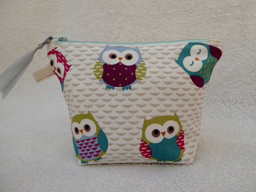 Owl Print Zipped Purse. Fully Lined with Gusset and Zip Pull.