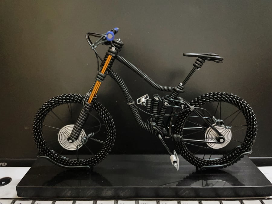 1:10 Scale Scale Wired Bike Model Black Mountain Bike Model with Base Bicycle
