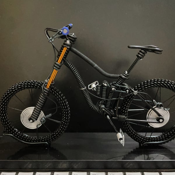 1:10 Scale Scale Wired Bike Model Black Mountain Bike Model with Base Bicycle