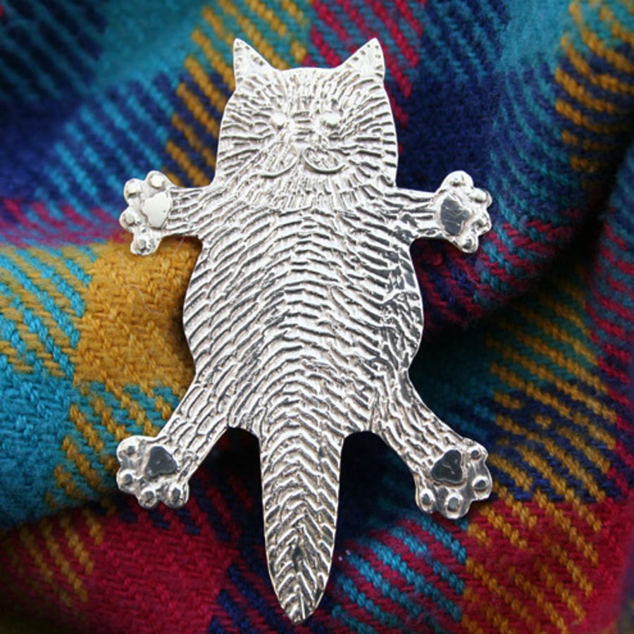 Small flat cat brooch