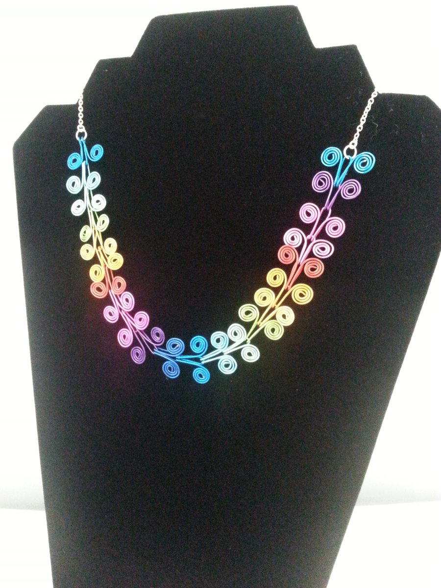 Vibrant deco spiral chain 