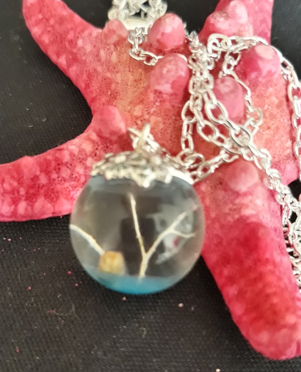 R5. Seaside theme resin globe necklace