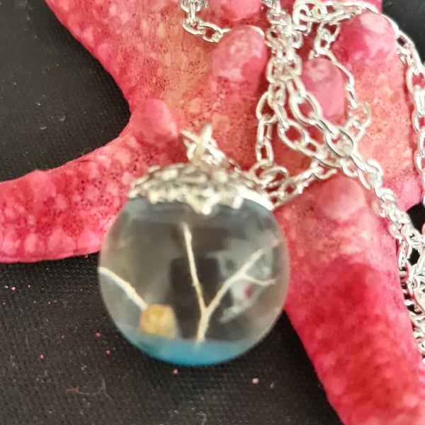 R5. Seaside theme resin globe necklace