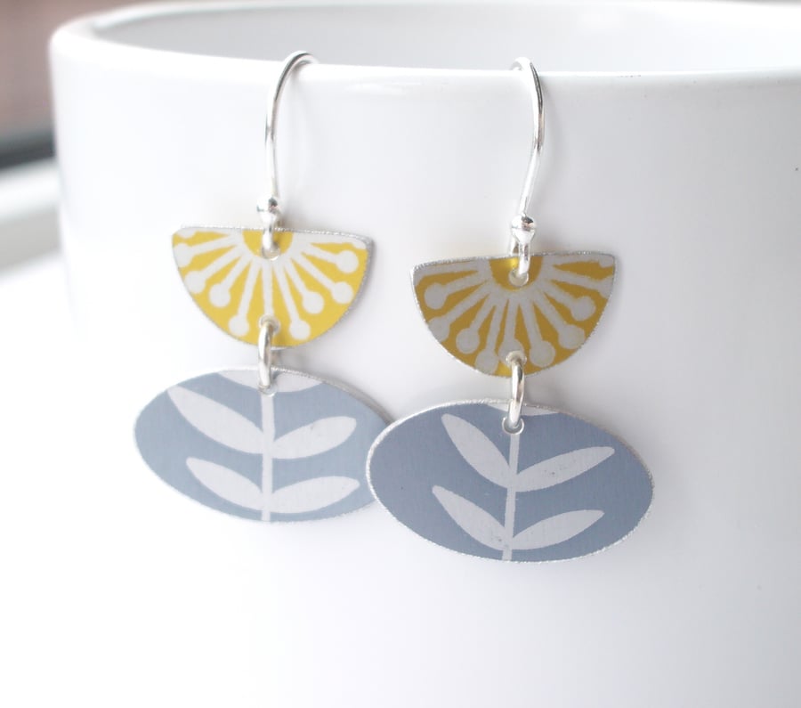 Flower earrings in yellow and grey