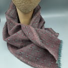 Lush two-tone textured lambswool scarf – Soft rose