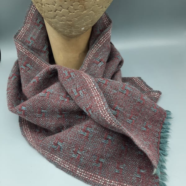 Lush two-tone textured lambswool scarf – Soft rose