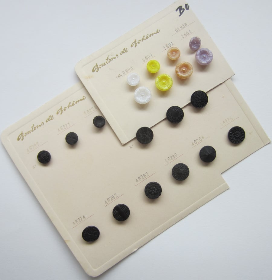 SALE 20 Vintage Buttons on Card. Boutons de Boheme.