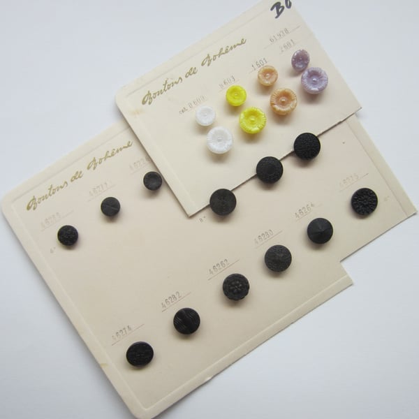 SALE 20 Vintage Buttons on Card. Boutons de Boheme.