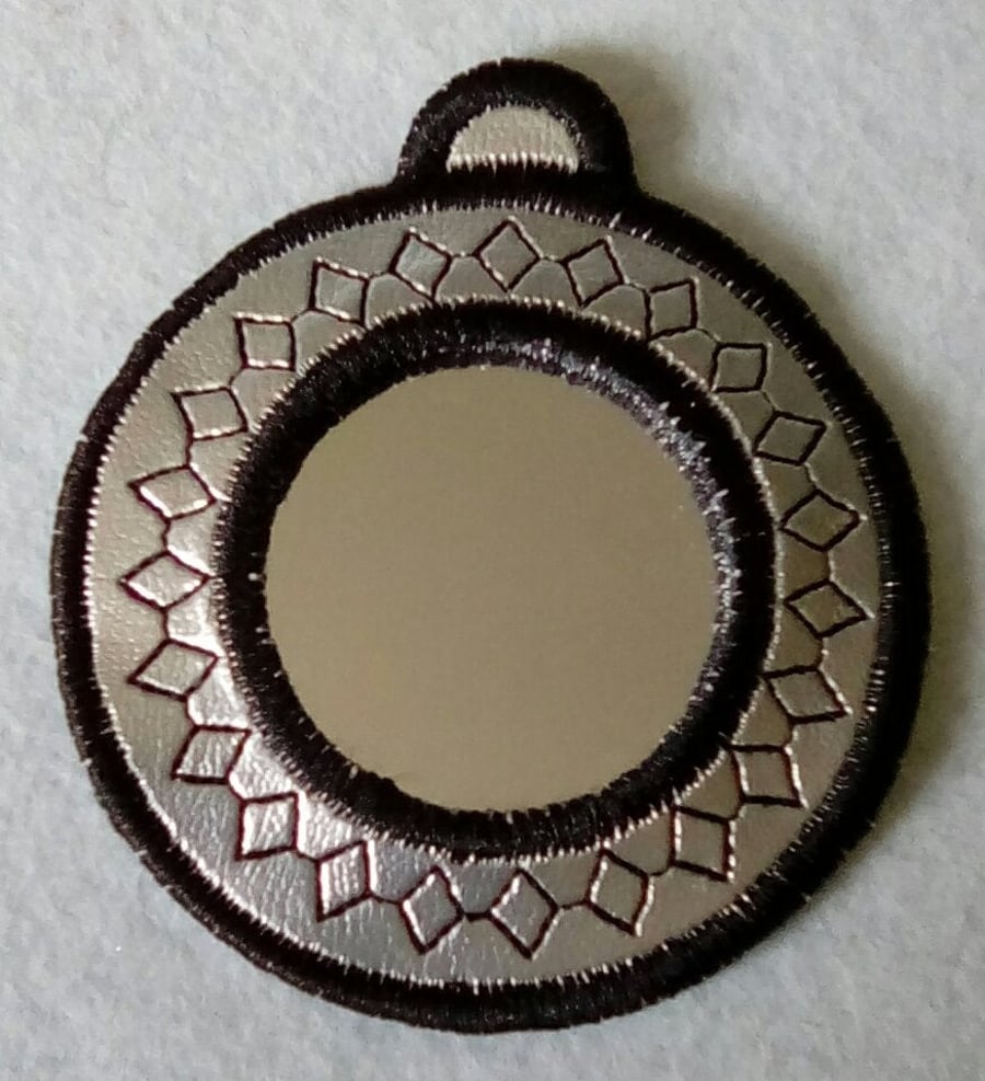 672. Round handbag or pocket mirror.