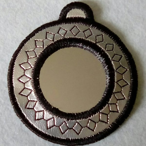 672. Round handbag or pocket mirror.