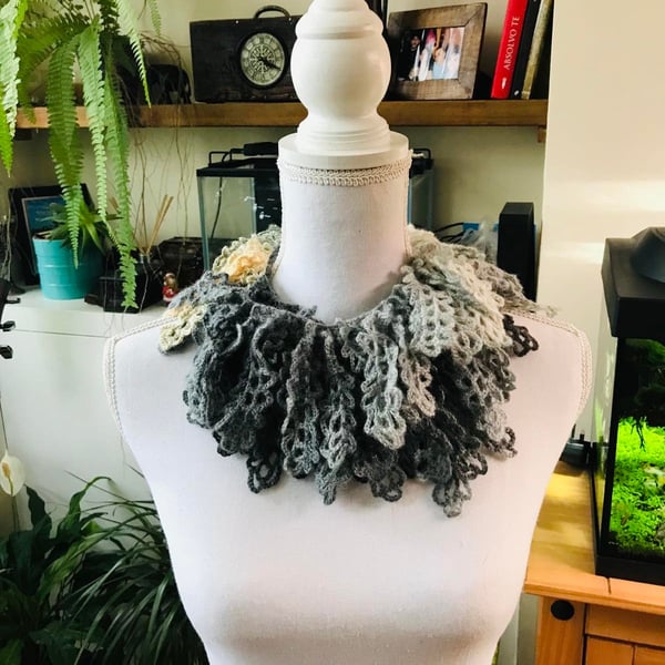 Crochet everyday necklace neck wrap black-gray chunky hand crochet leafy collar 