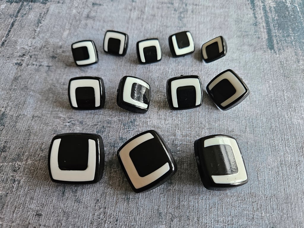 18mm 28L 11 16" Black & White 60's look shank buttons Monochrome