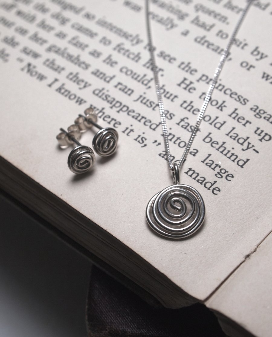 Jewellery set, sterling silver pendant & earrings