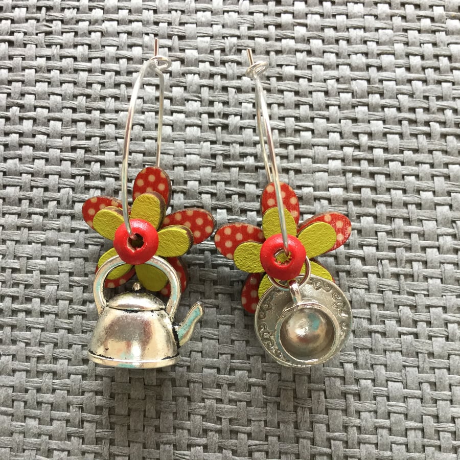 “Time for Tea Red” flower earrings
