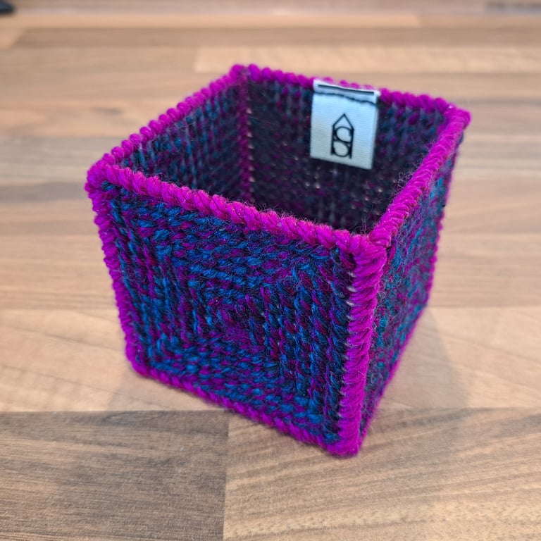 Medium container for office items - dark colours with magenta edge