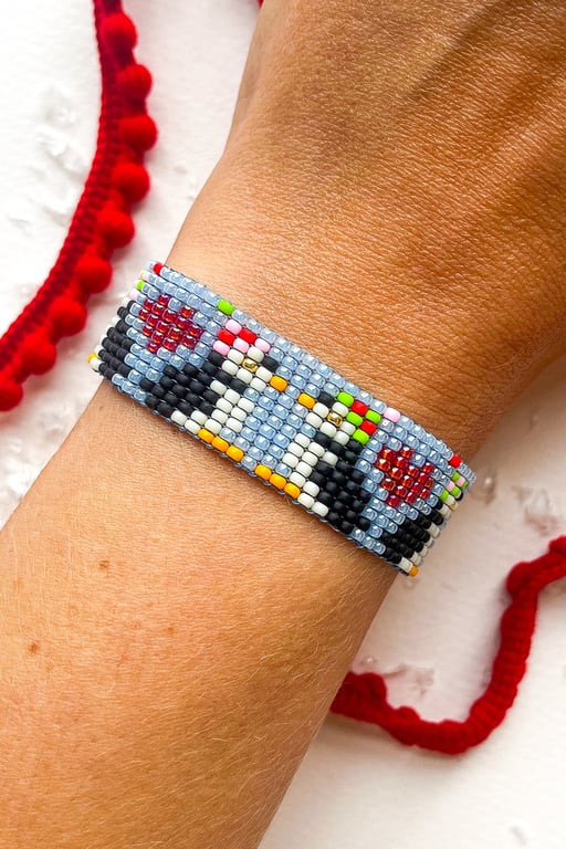 Festive Penguin Heart Bracelet – Handwoven Beaded Christmas Jewellery