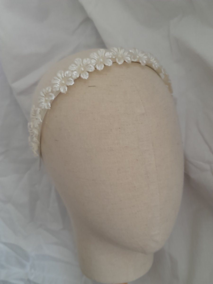 Mother of pearl colour flowers headband.