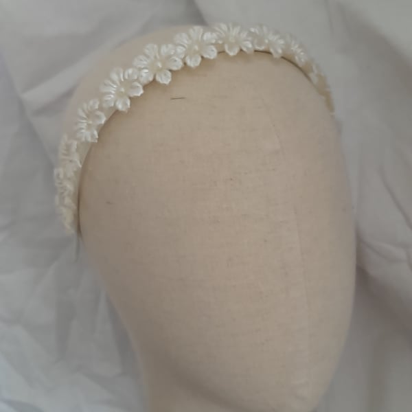 Mother of pearl colour flowers headband.