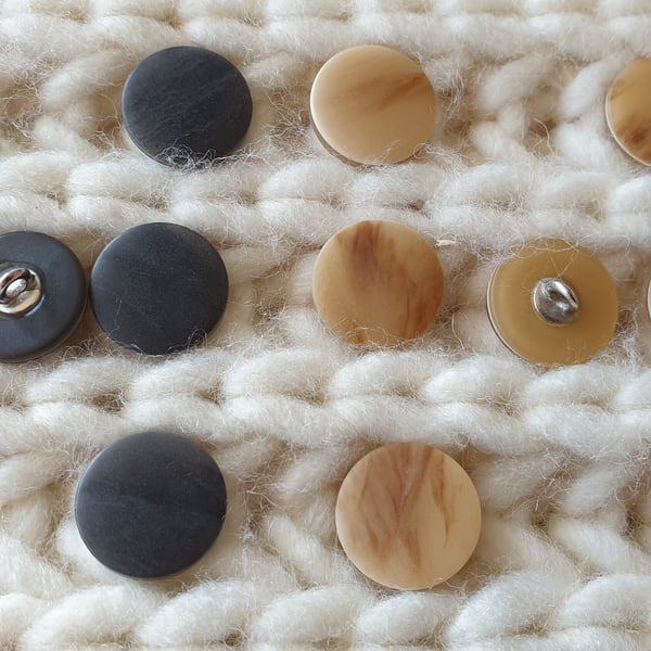 18mm 28L Shank Buttons available in Beige mix and Grey mix