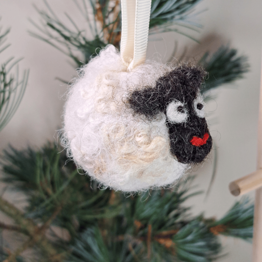 Sweat pure wool sheep bauble pet and children safe natural and sustainable. N6