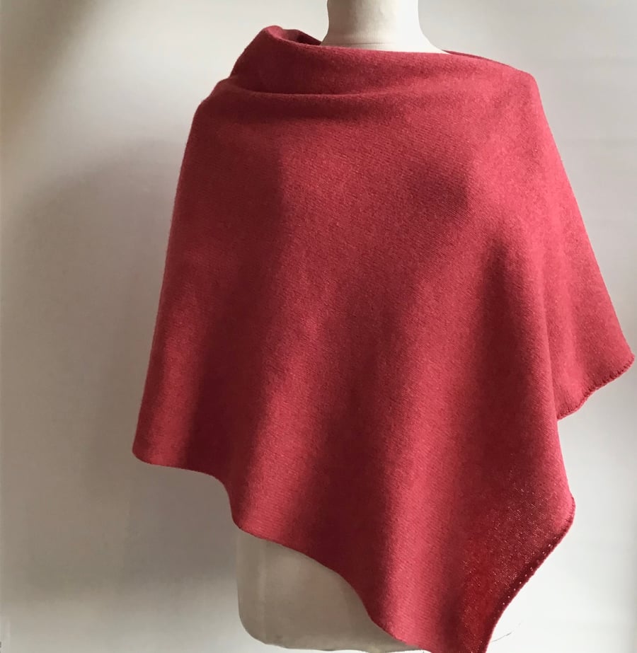 Lambswool Poncho knitted in Wool Colour Rose