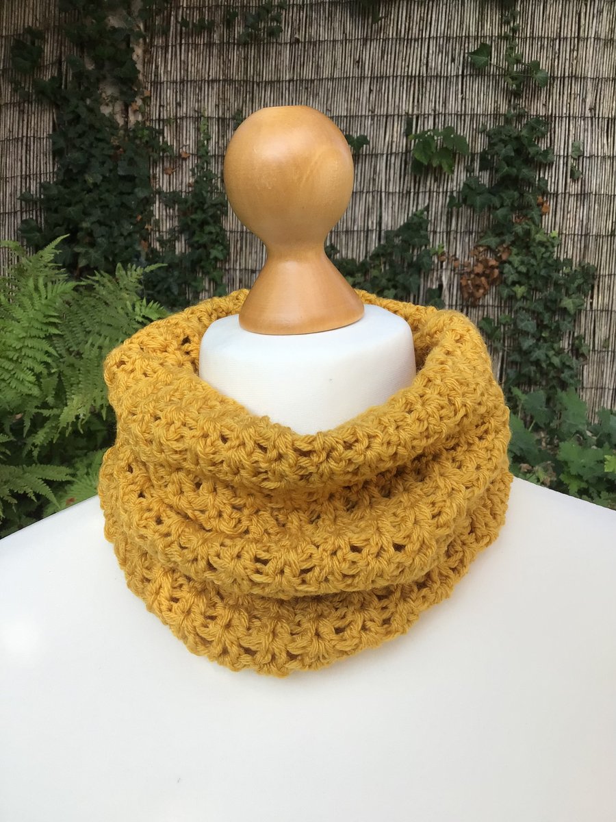 Snood in acrylic, colour Mustard