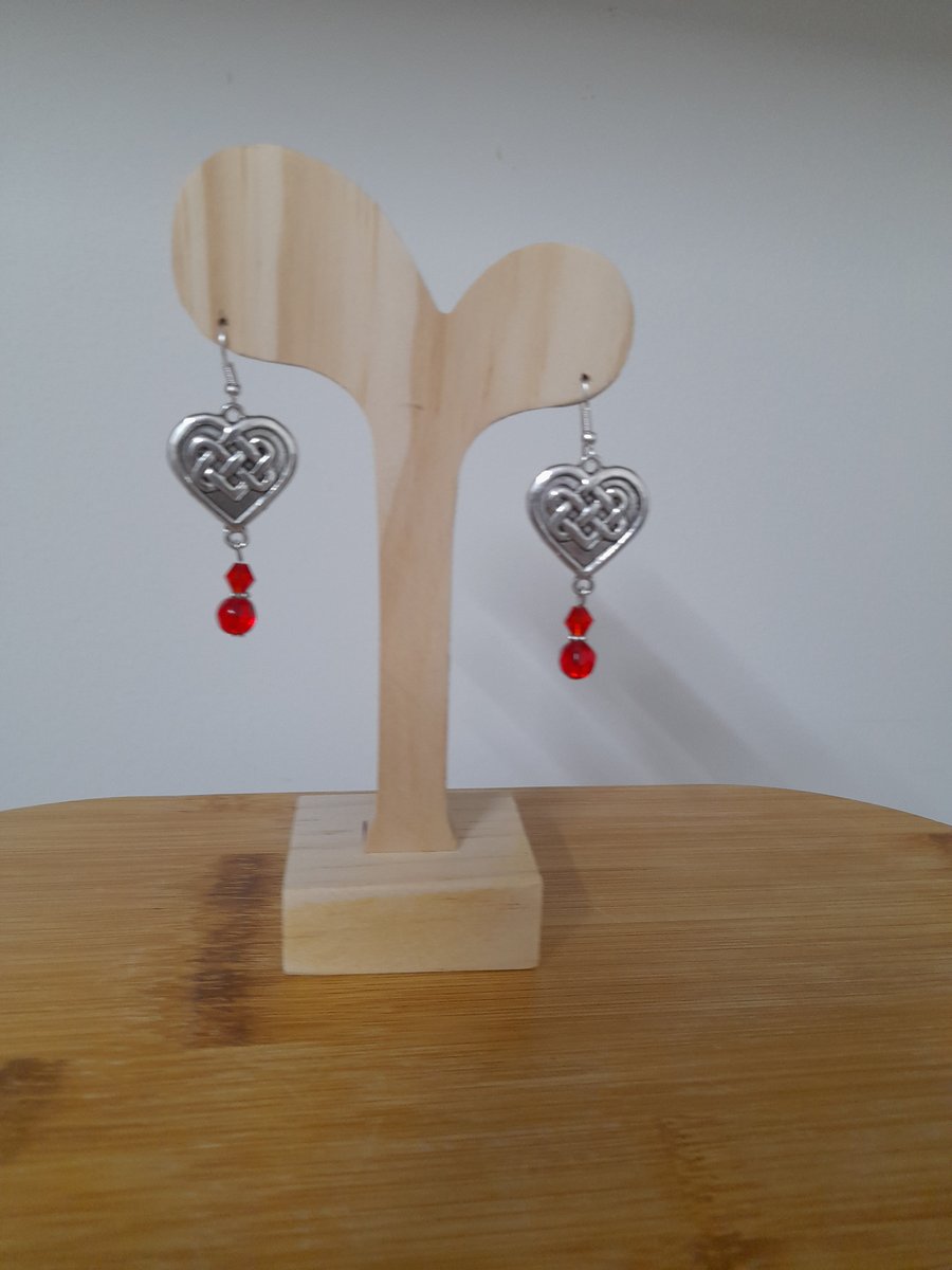 RED AND SILVER FACETED GLASS BEAD EARRINGS.