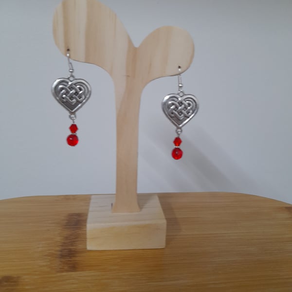 RED AND SILVER FACETED GLASS BEAD EARRINGS.