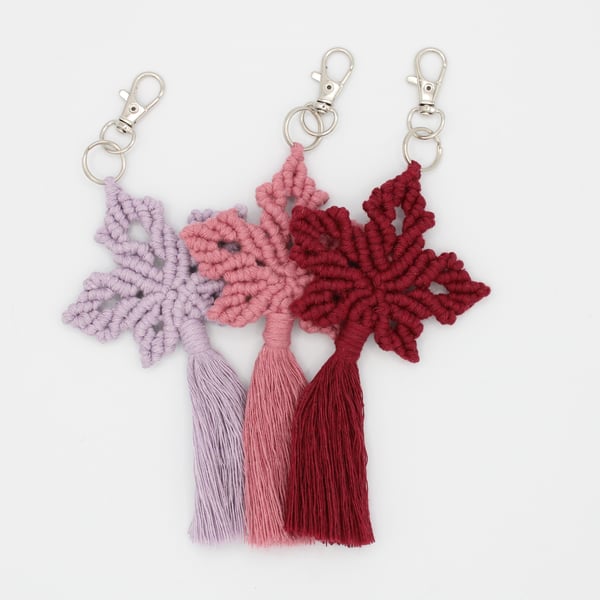 macrame maple leaf keyring