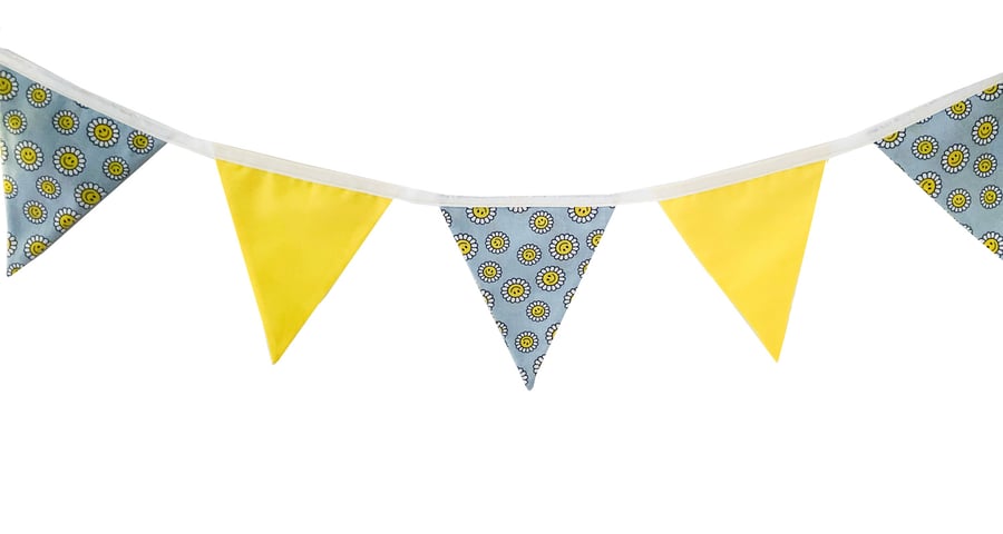 Smiling Daisy Bunting Yellow, 15 Flags, Interior-Exterior Home Decor Garland