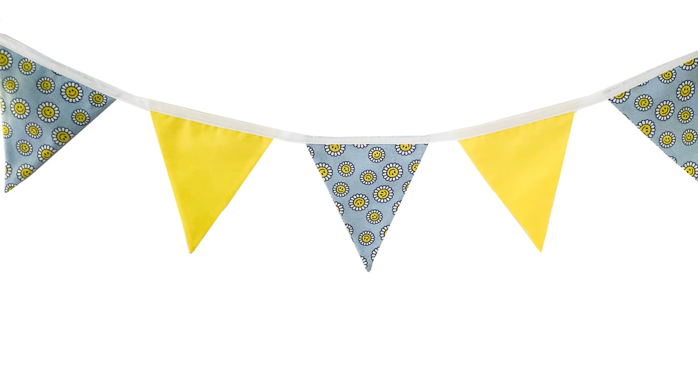 Smiling Daisy Bunting Yellow, 15 Flags, Interior-Exterior Home Decor Garland