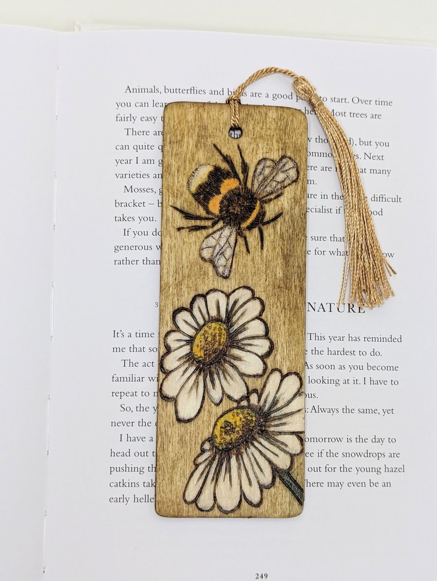 wooden bookmark with pyrography bee and daisies design,  gift for a bee lover 