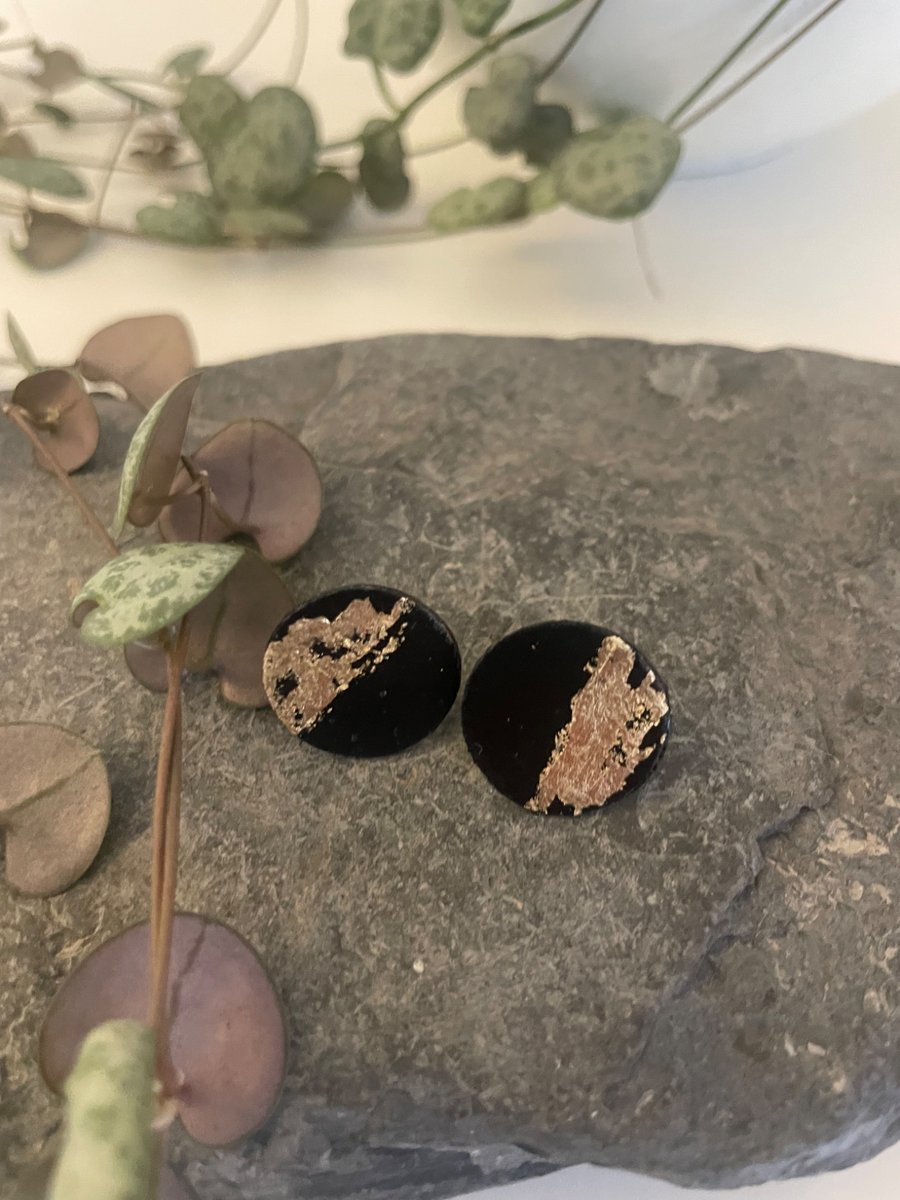 Stud earrings in black and gold