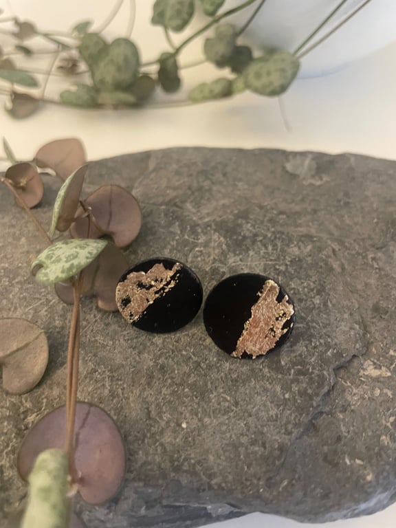 Stud earrings in black and gold