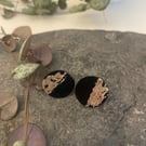 Stud earrings in black and gold