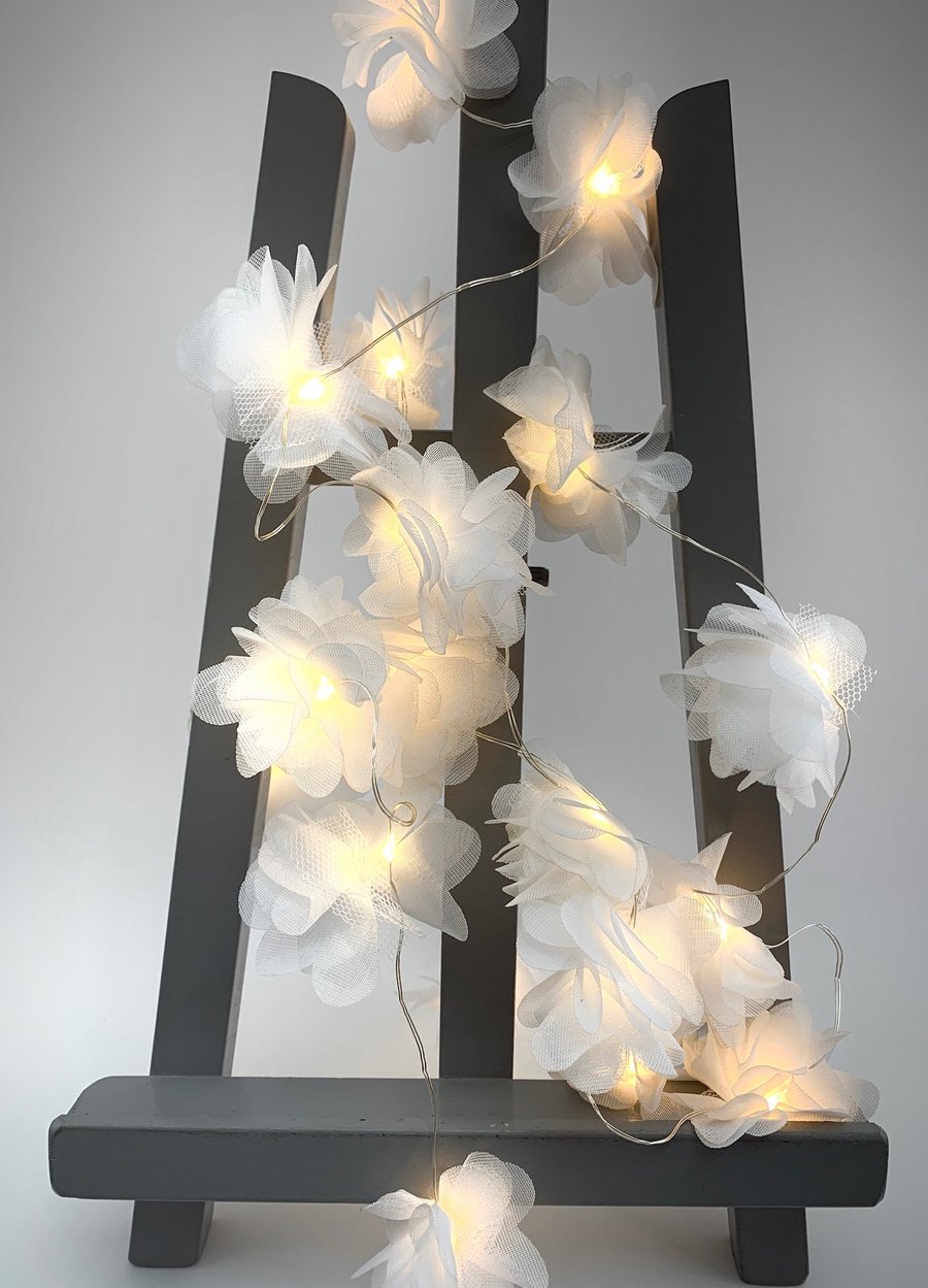 20 chiffon flower Fairy Lights - LED battery in White.