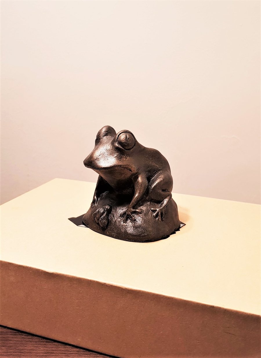 The Frog & Fly Figurine